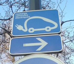 paris-ev-charge-station-sign-credit-peter-fairley